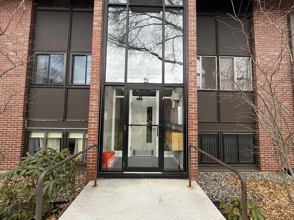 4 Longwood Dr, Andover