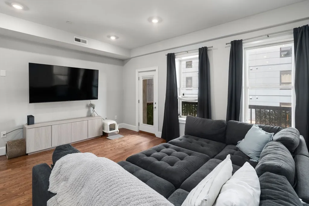 338 Meridian St, Central Square