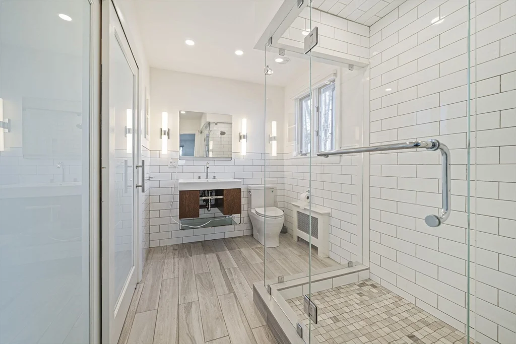66 Roosevelt Rd, Newton