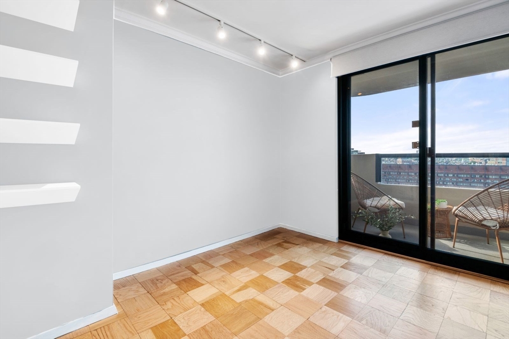 85 E India Row, Waterfront