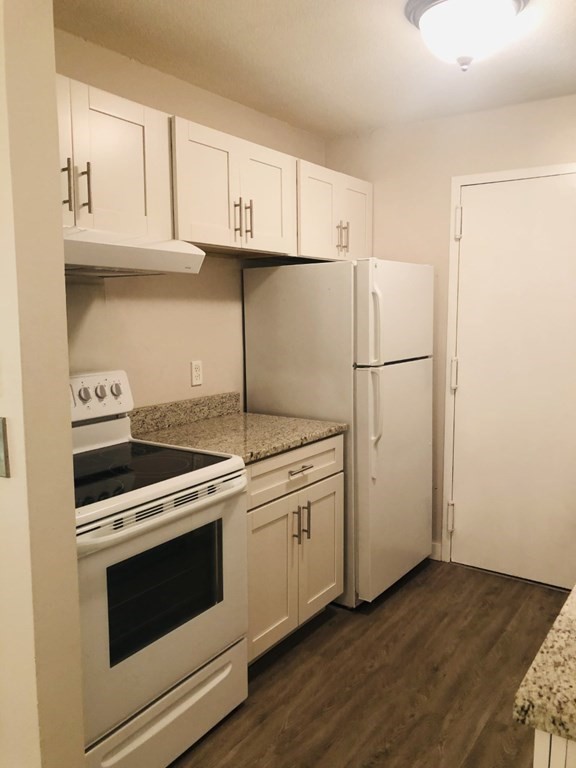 52 Village Brook Ln, Natick