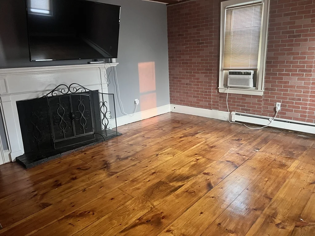 1602 Mammoth Rd, Dracut