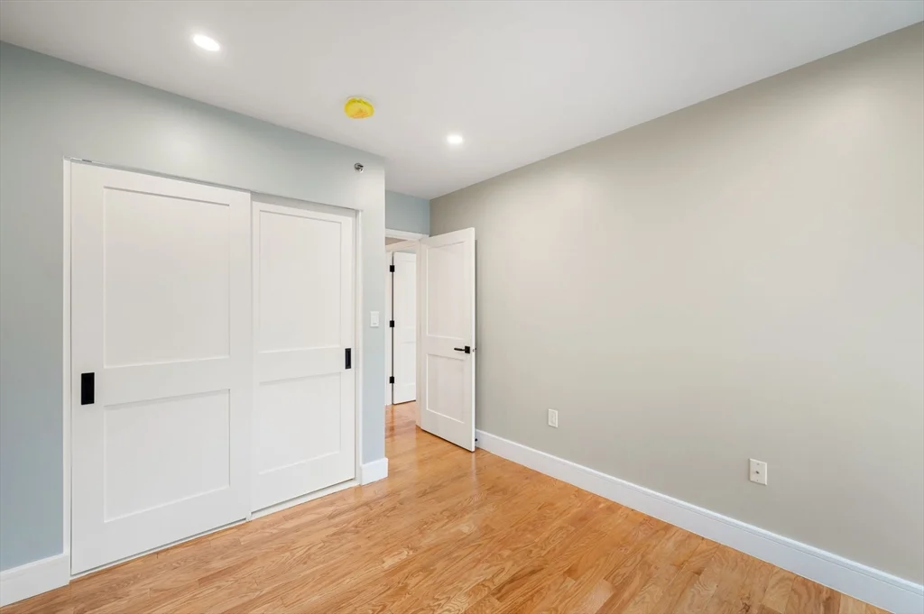 75-83 Cambridge Pkwa, Cambridgeport