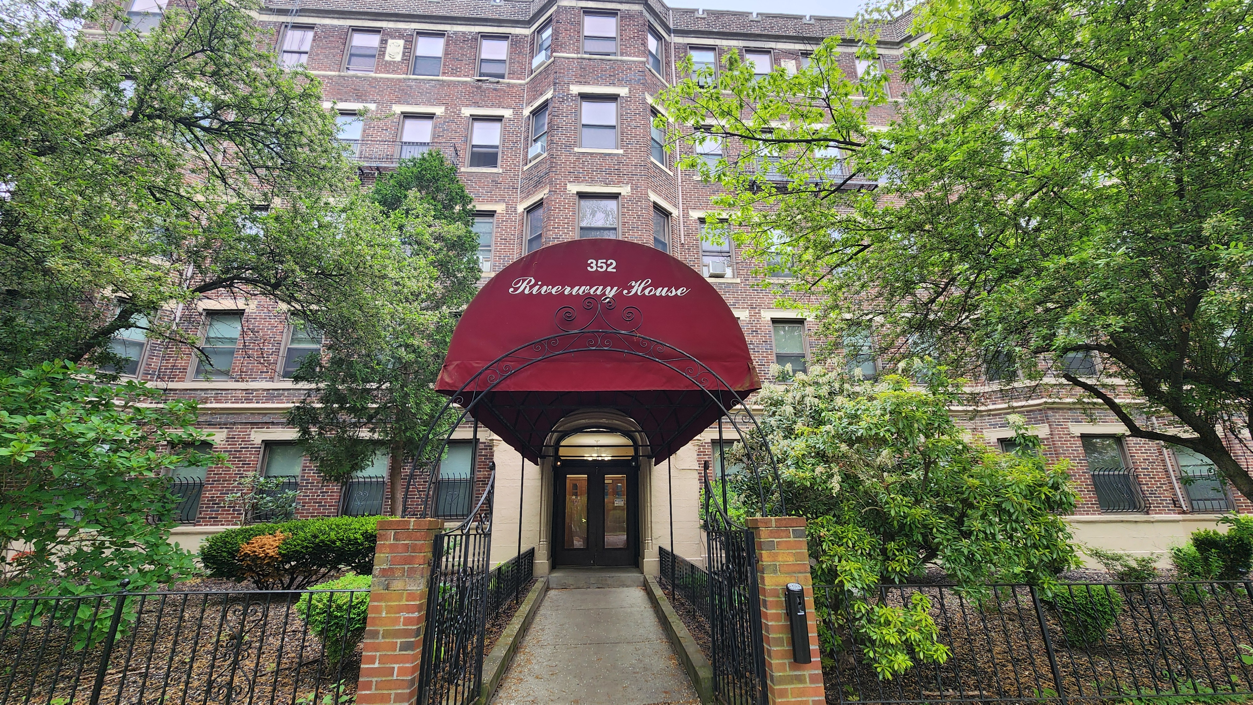 352 Riverway, Mission Hill