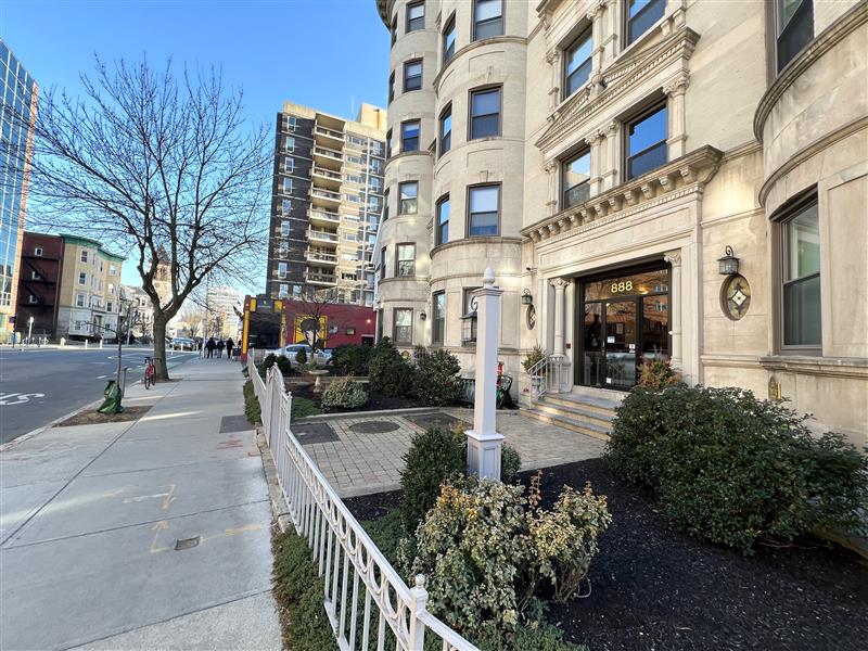 888 Massachusetts Ave, Riverside