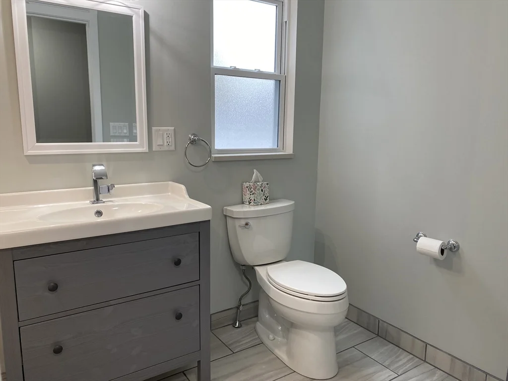 27 Lees River Dr, Swansea