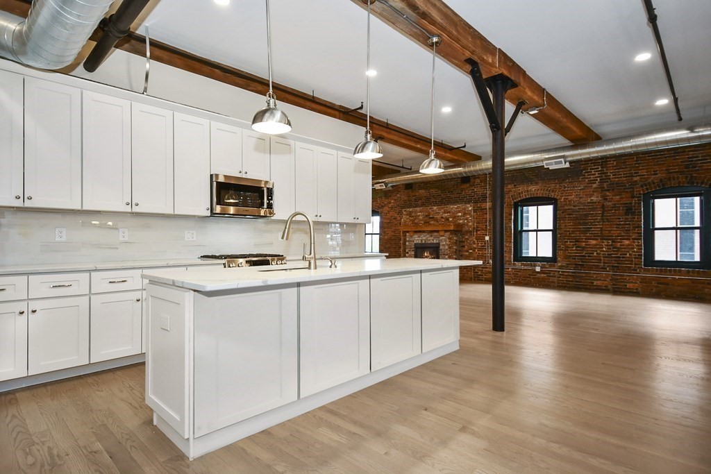 17 Kearney Sq, Lowell