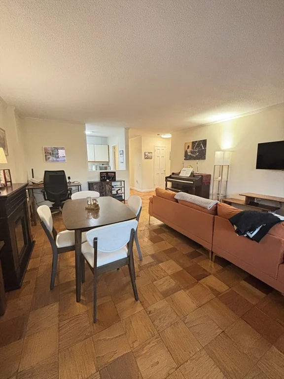 2 Hawthorne Pl, West End