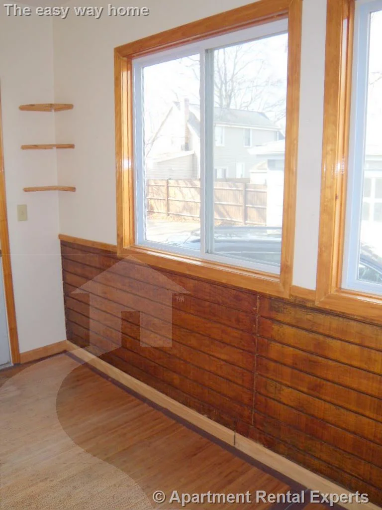 40 Kenmere Rd, Medford Square