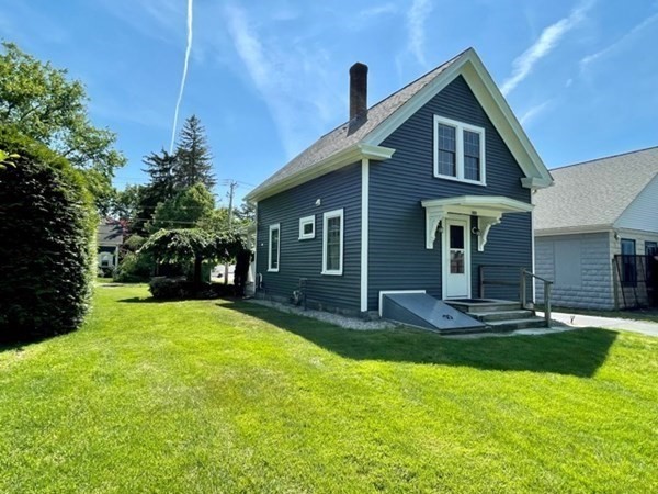 123 N Main St, Uxbridge