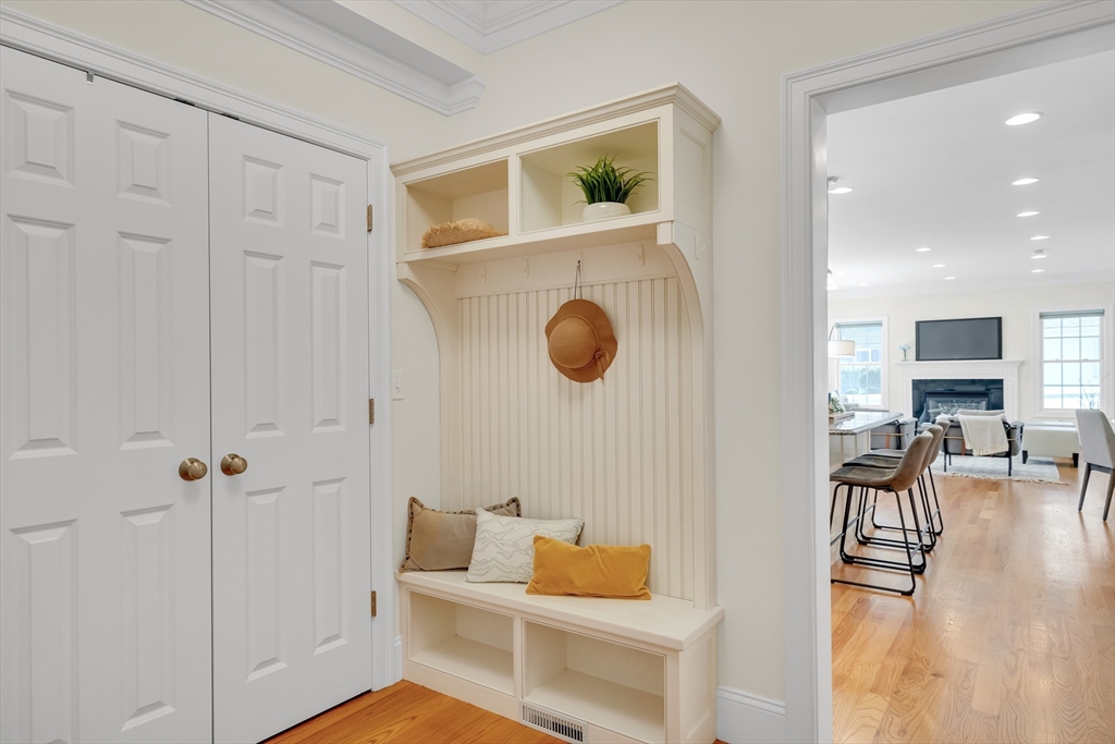 19 Bryn Mawr Rd, Wellesley