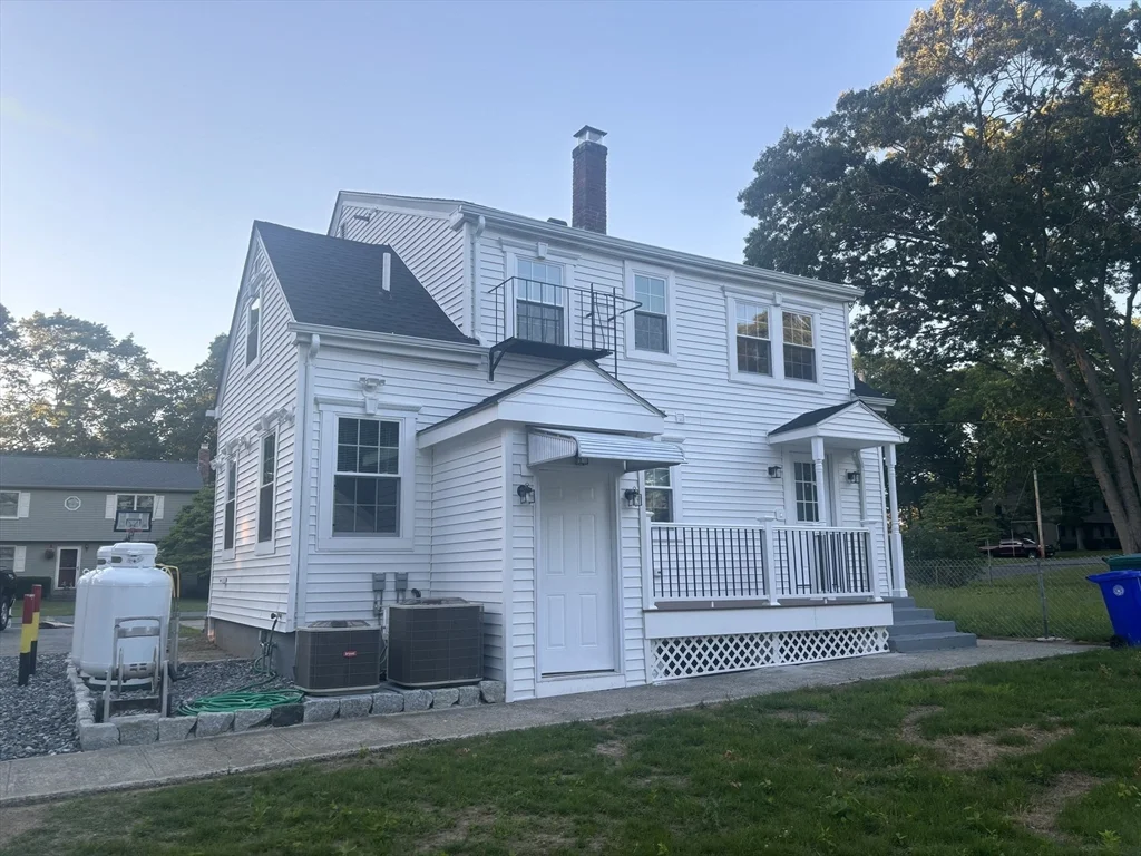 96 Walnut Ln, Attleboro