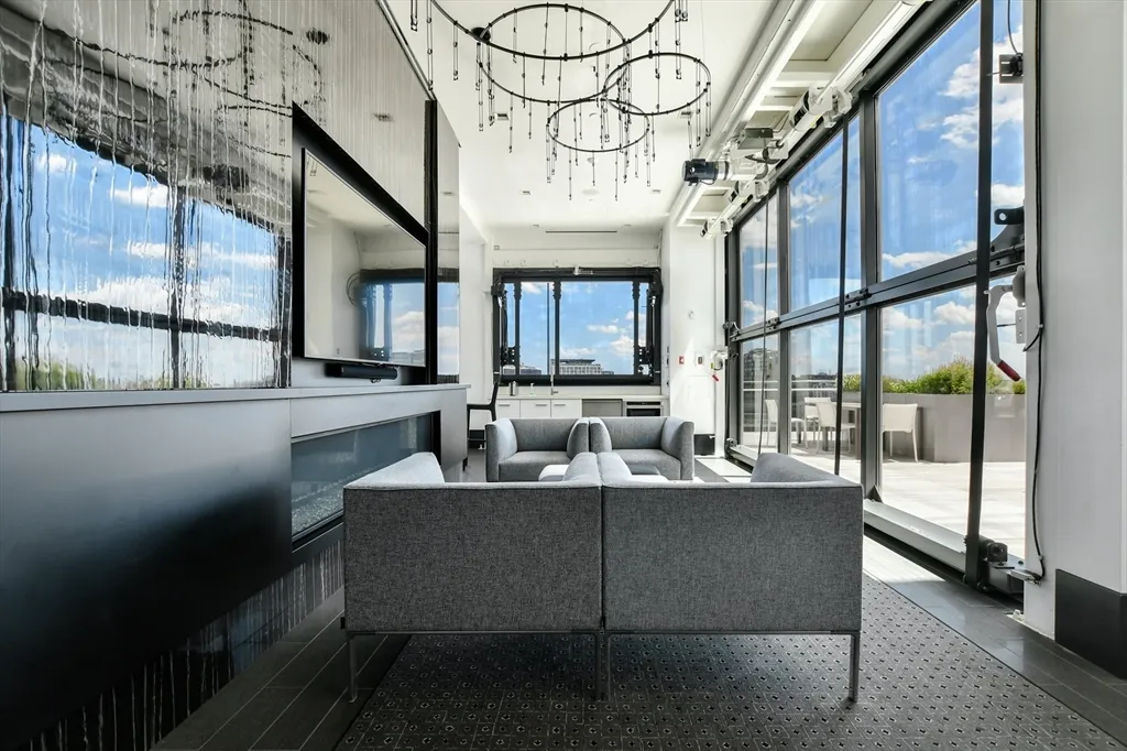 40 Traveler St, South End