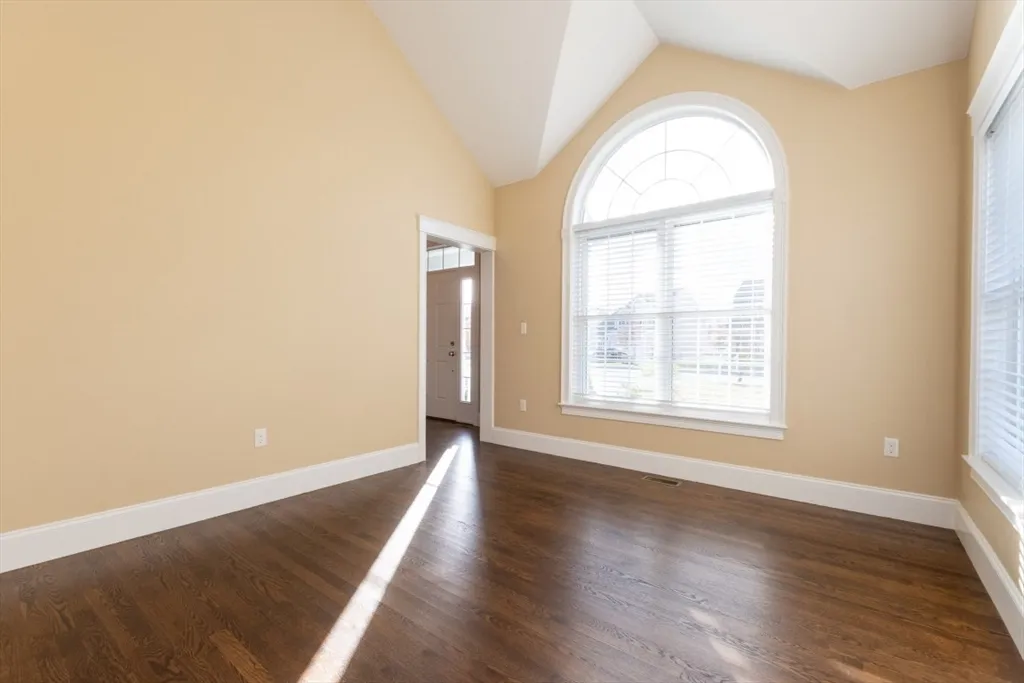 15 Hialeah Ln, Framingham