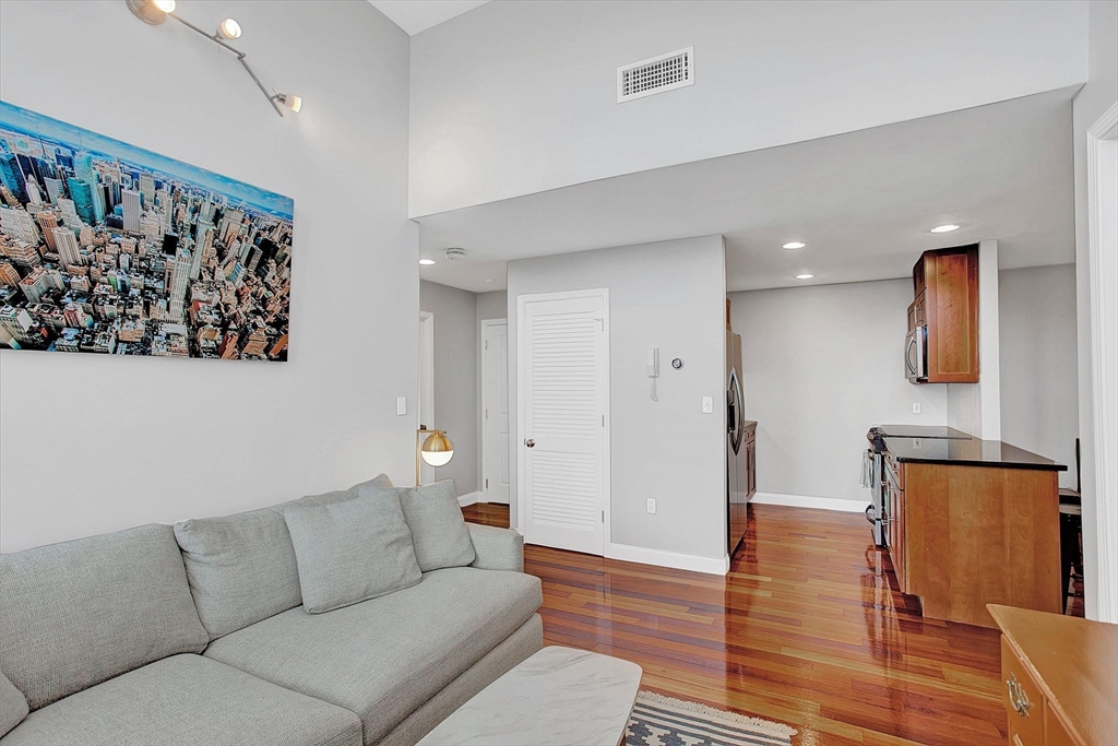 841 Parker St, Mission Hill