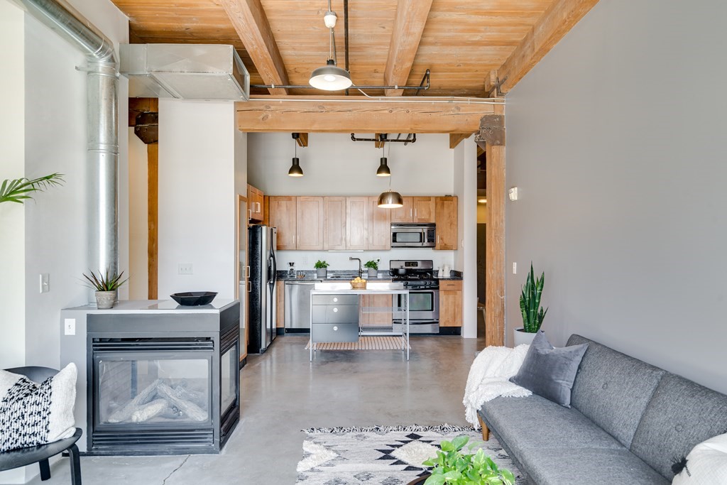 43 Charlton, Everett