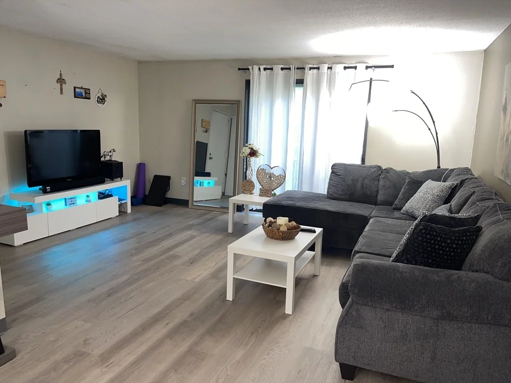 2 Village Hill Ln, West Natick