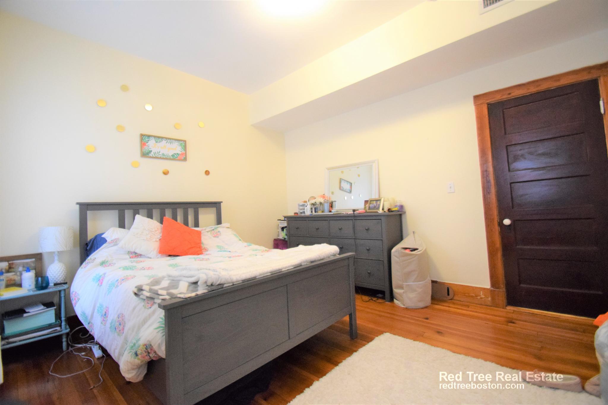 346 Faneuil St, Oak Square