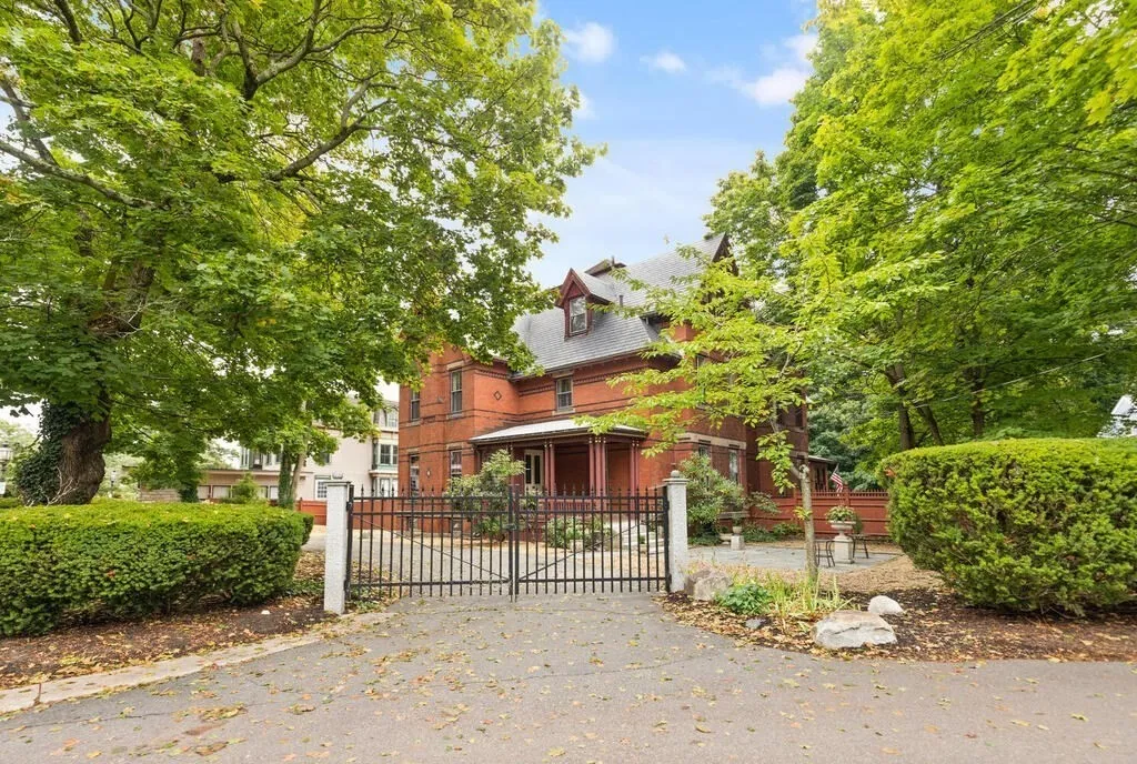 2 Rangeley Rd, Winchester