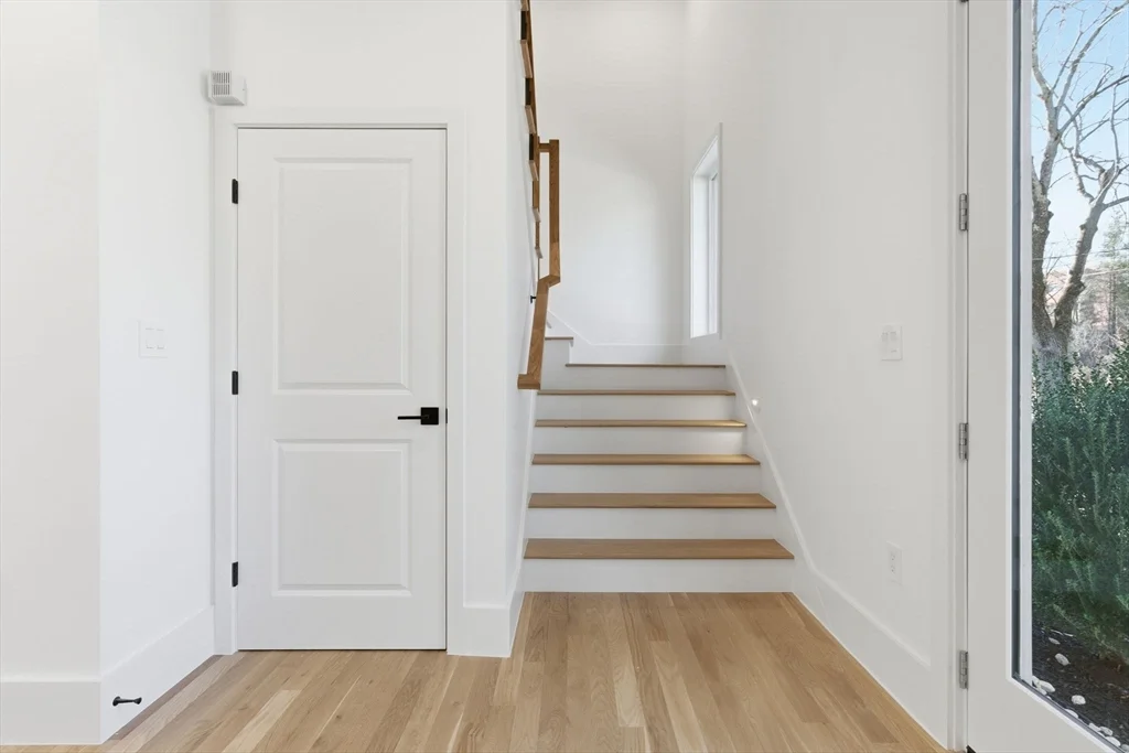 82 Louise Rd, Chestnut Hill