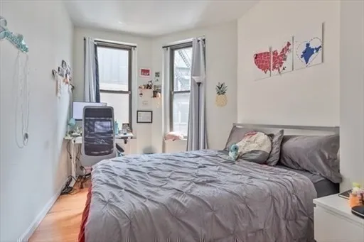 242 Newbury St, Back Bay