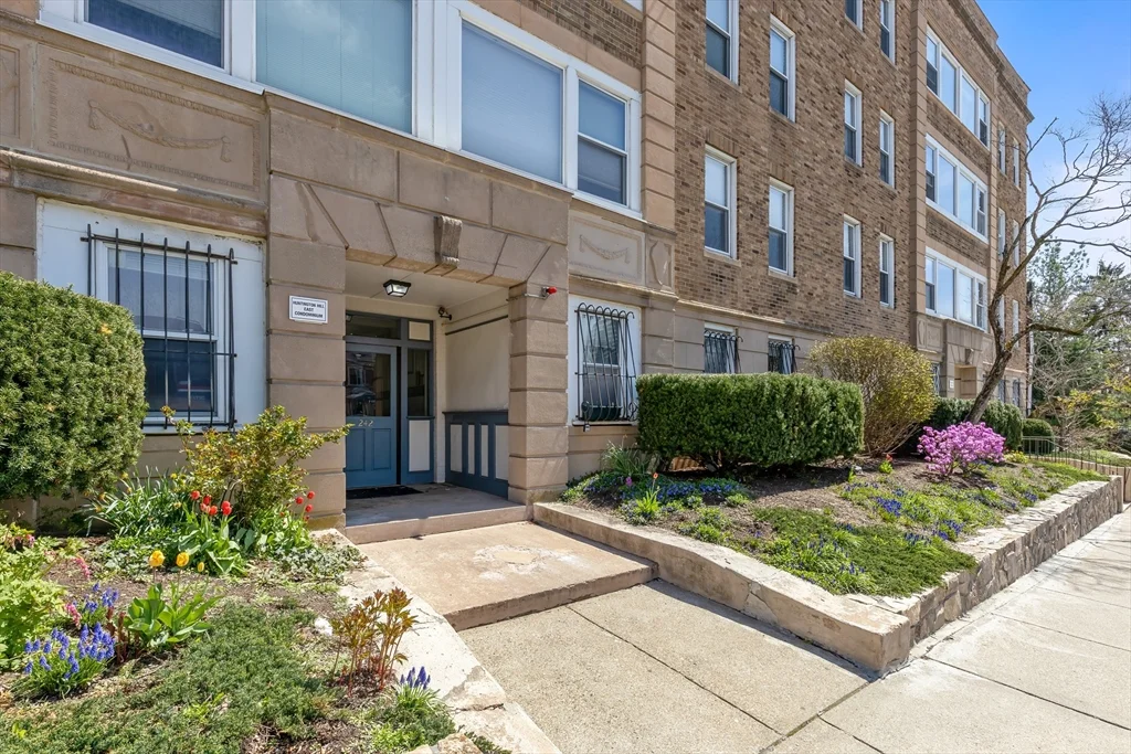242 S Huntington Ave, Jamaica Plain