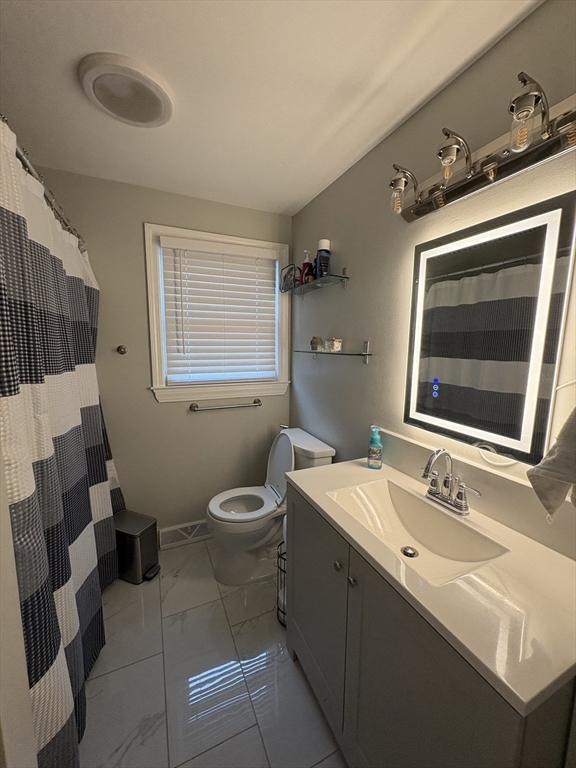 643 Beacon St, Centralville