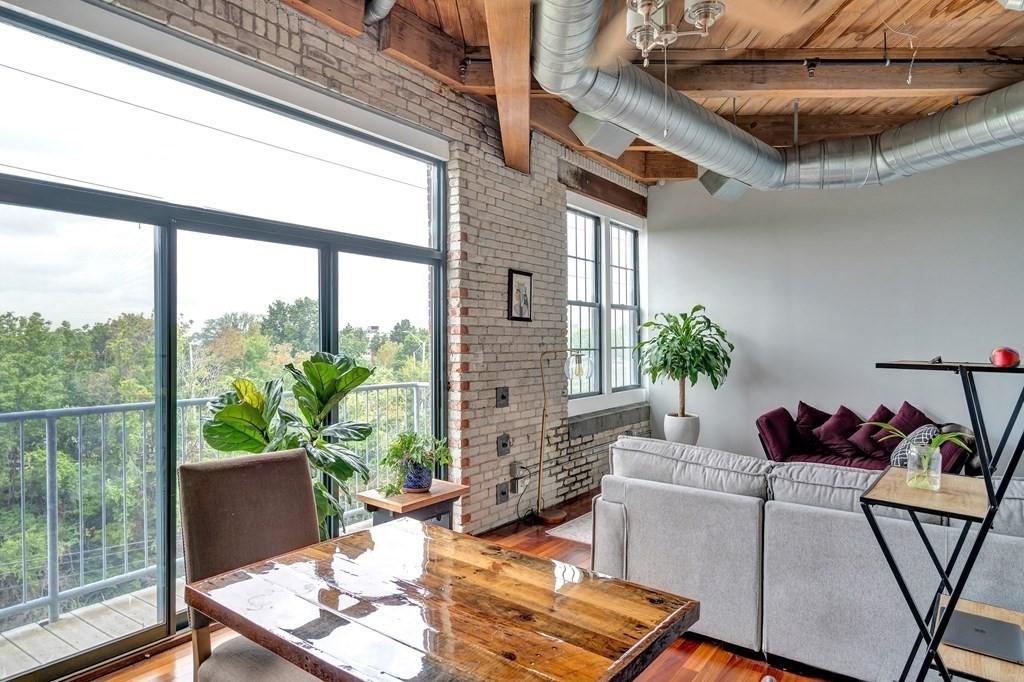 43 Charlton, Everett