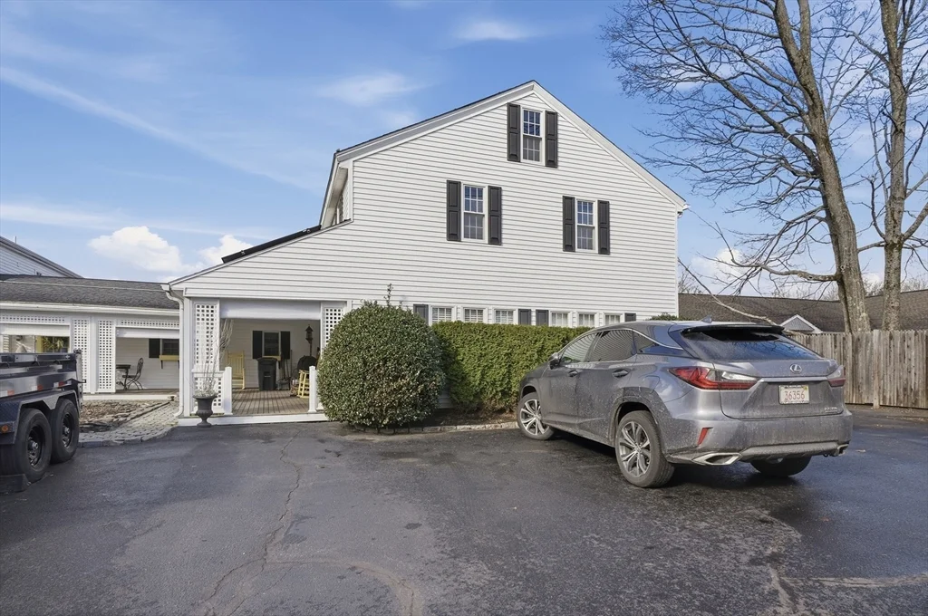 92 Main St, Hopkinton