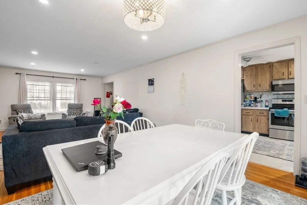 9 Town House Dr, Newtonville