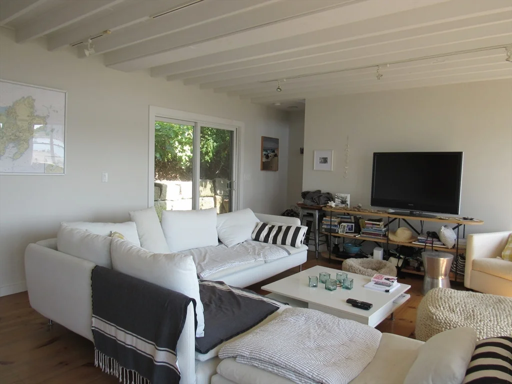 39 River Rd, Little Neck