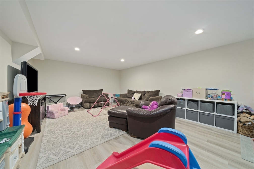 8 Old Field Way, Lakeville