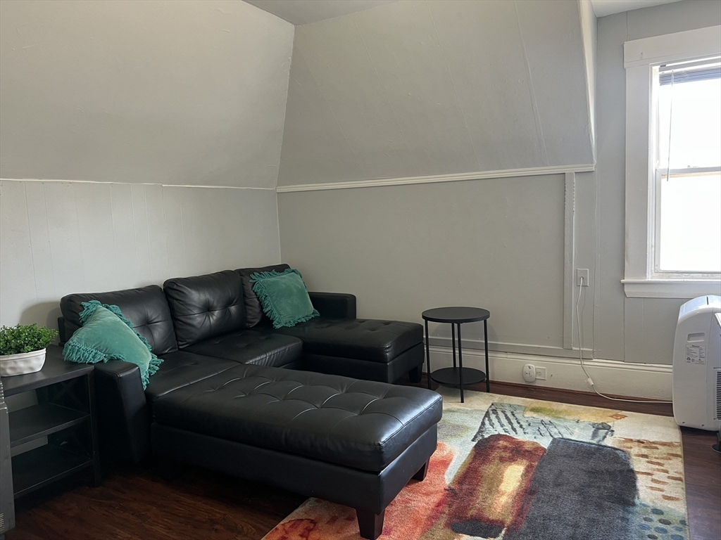 272 Front St, Manchester