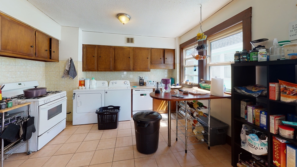 61 Putnam Rd, Somerville