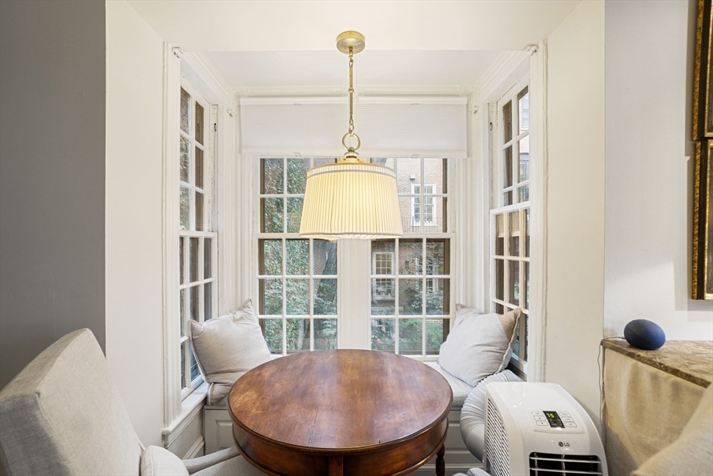 9 Willow St, Beacon Hill