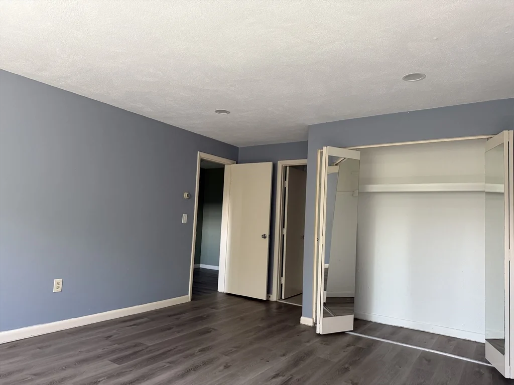 12 Williamsburg Ct, Shrewsbury