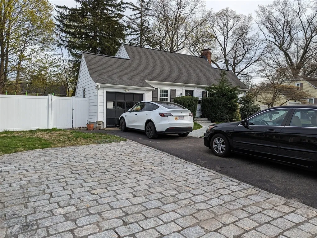 58 Hartford St, Natick