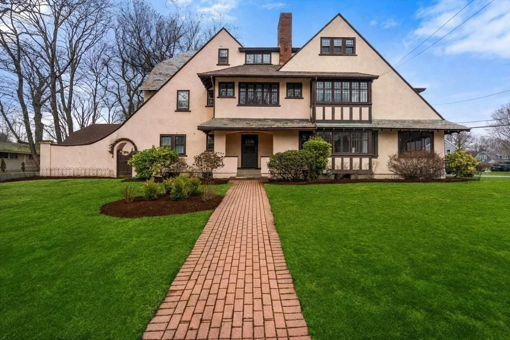 12 Leighton Rd, Wellesley