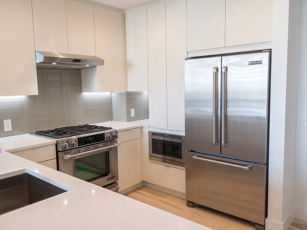 32 Traveler St, South End