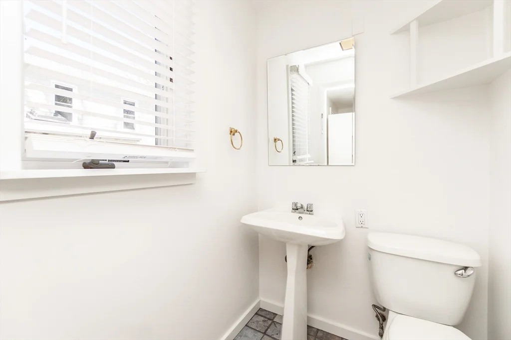 4 Cogswell Pl, North Cambridge