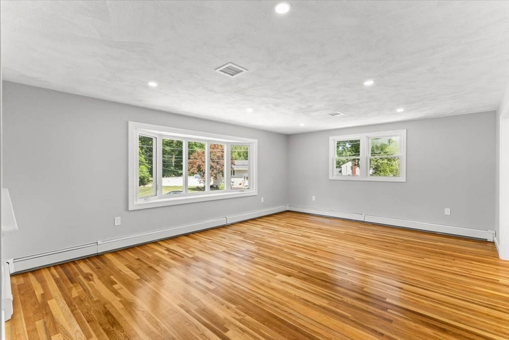 19 Coach Ln, Norwood