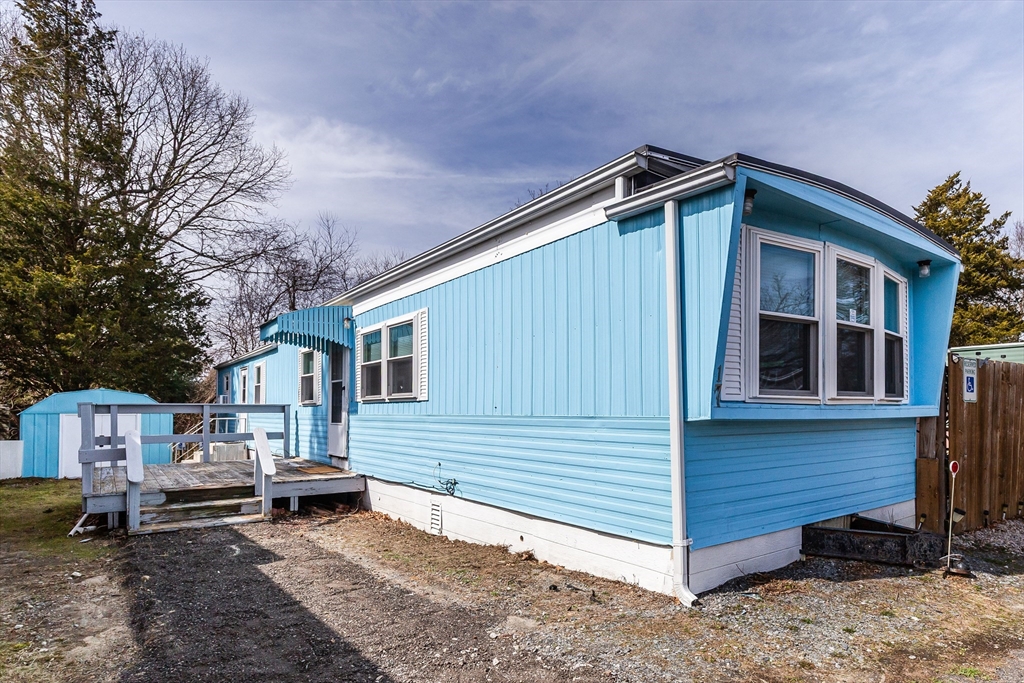 17 Jake Ln, Acushnet