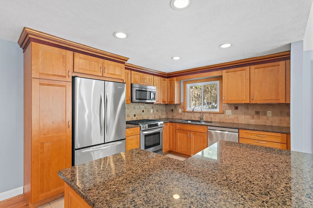 77 Colonial Rd, Sudbury