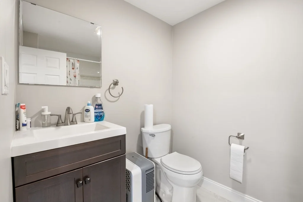 9 Town House Dr, Newtonville