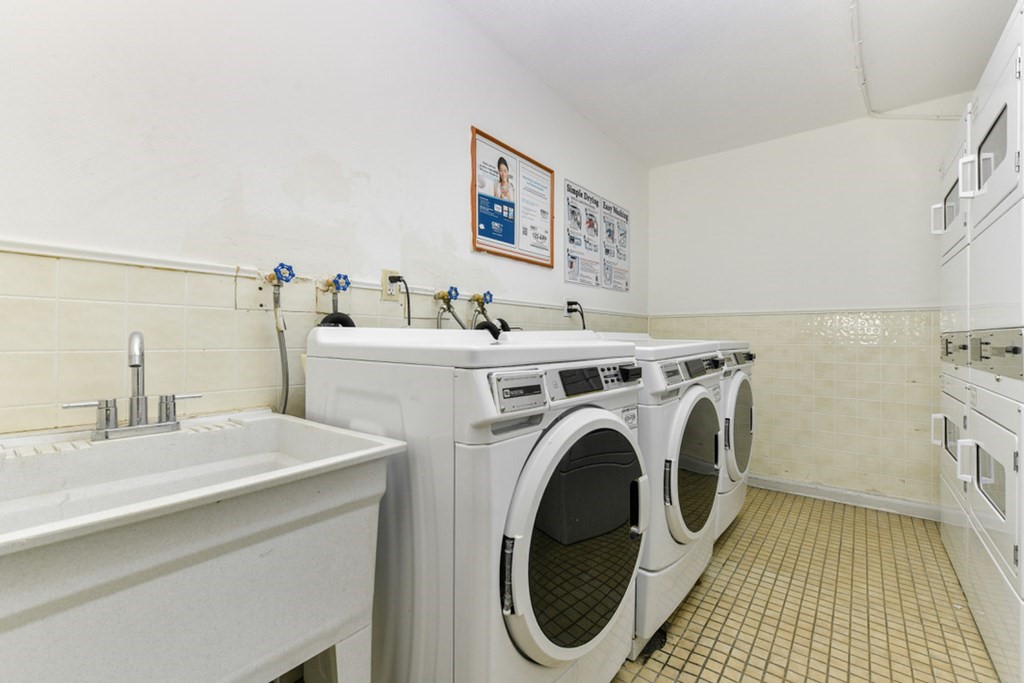 900 Governors Dr, Winthrop Center