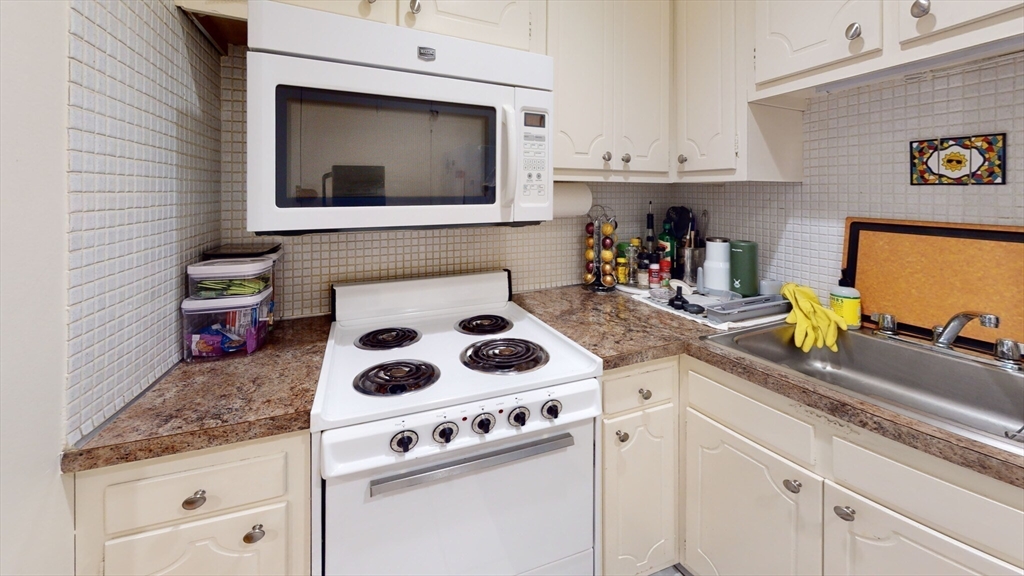 81 Green St, North Brookline