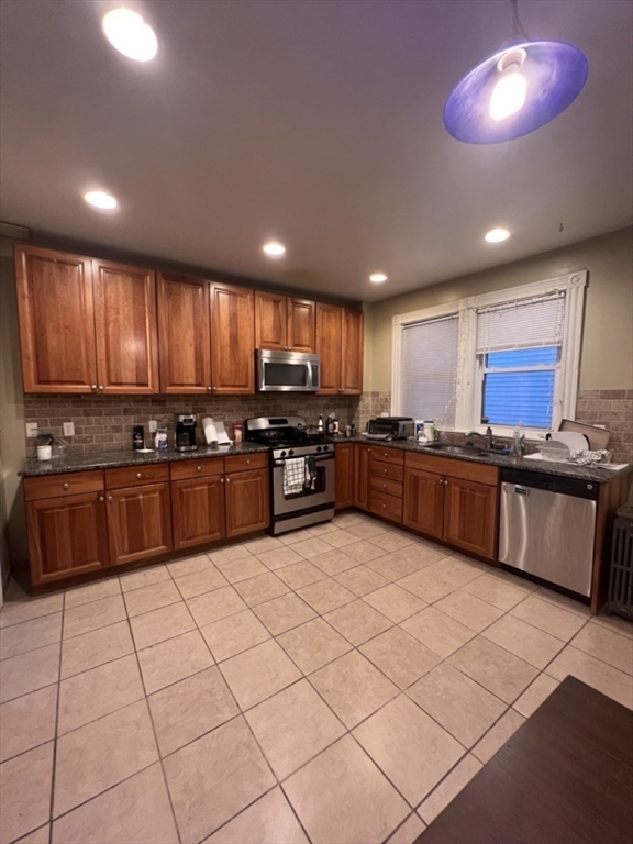 18 Homer, Central Village