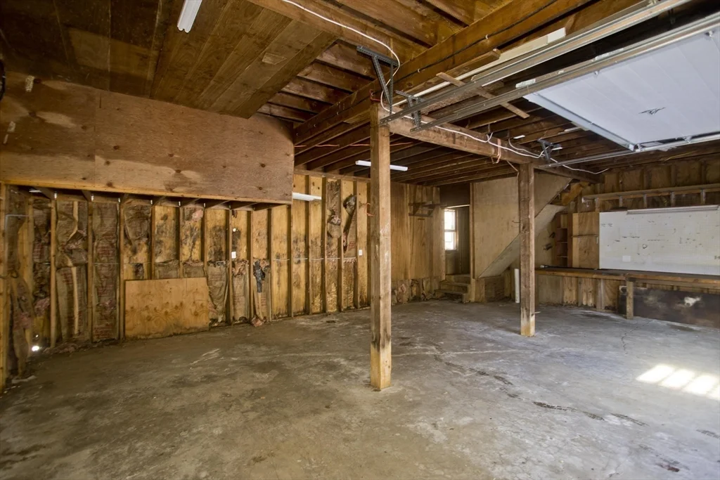 16 Knightville Dam Rd, Huntington