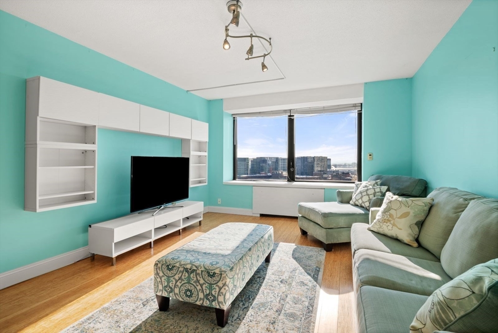 85 E India Row, Waterfront