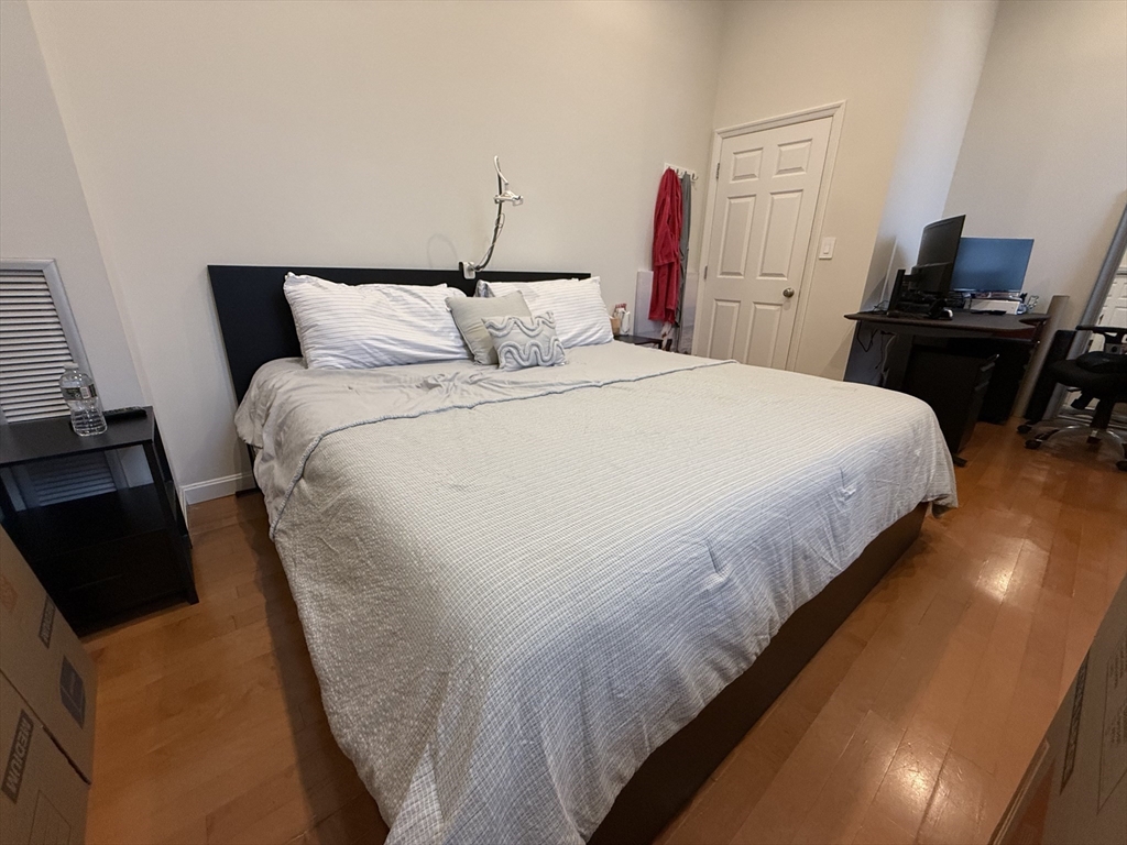 100 Captain's Row, Chelsea